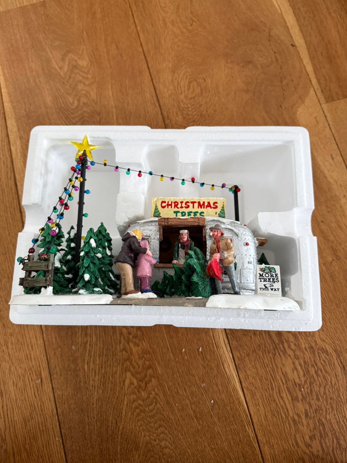 Foto 9 van Lemax Vintage Tree Lot #73644 – retired / vintage