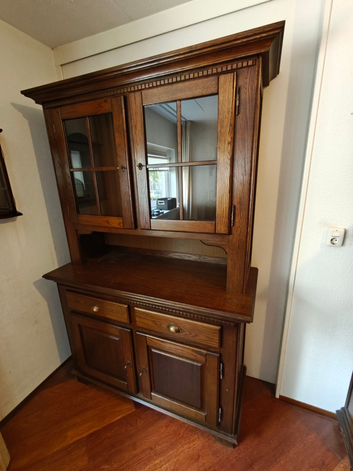 Vintage eiken wandkast met vitrine en lades