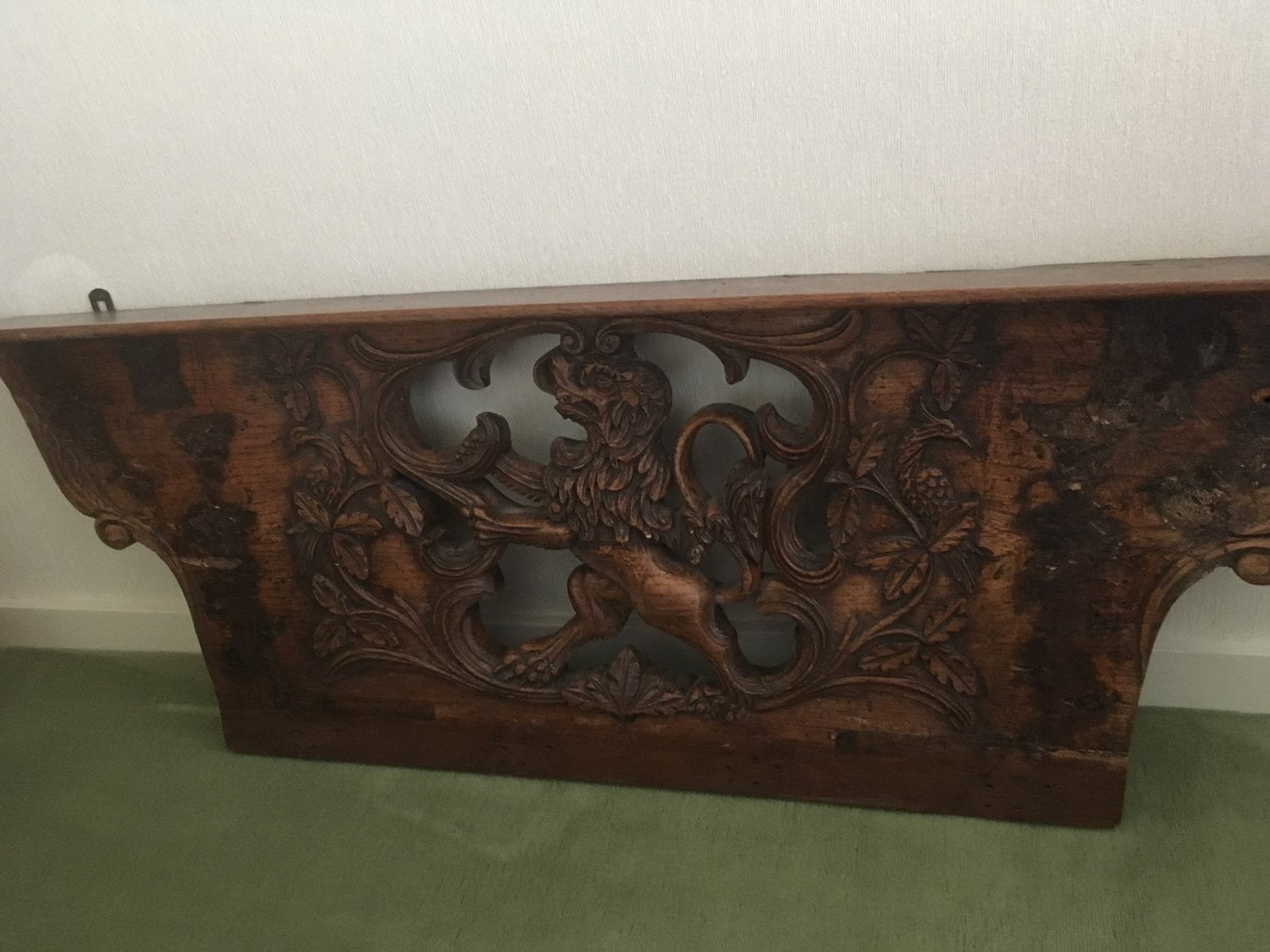 Antiek gesneden houten paneel met leeuw., Ophalen
