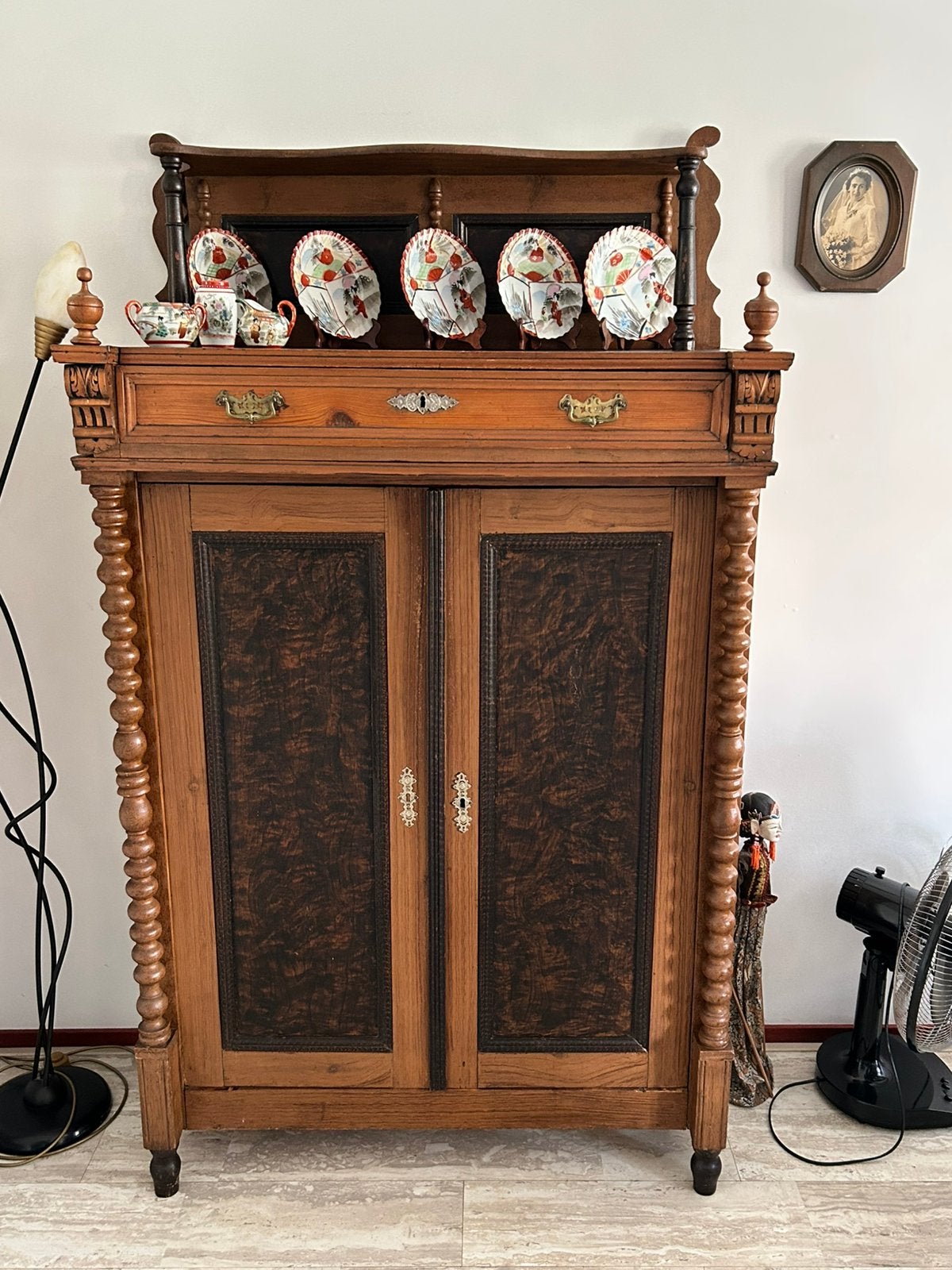 Mahonie houten kastje, Ophalen, Met plank(en), Gebruikt, 100 tot 150 cm