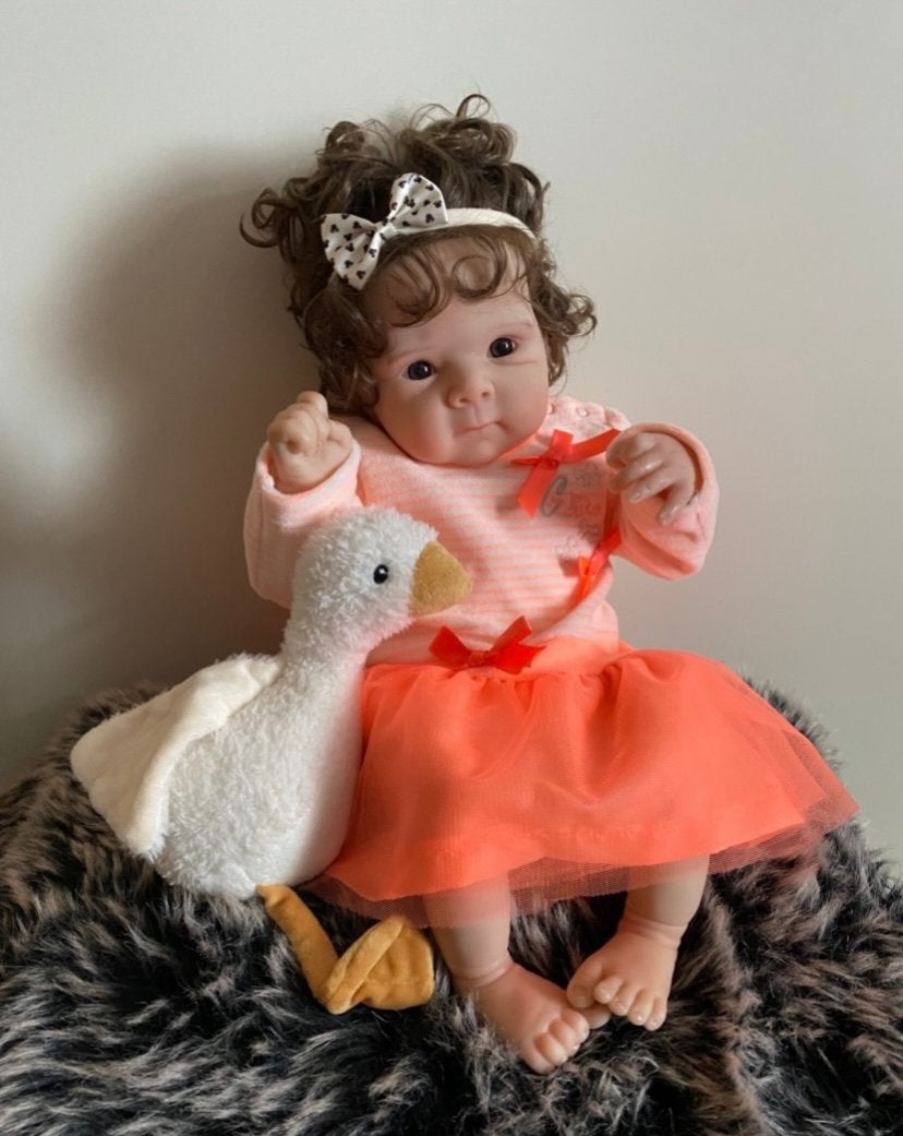 Schattig Reborn baby meisje, Verzamelen, Poppen, Verzenden, Zo goed als nieuw, Babypop, Levensecht of Reborn