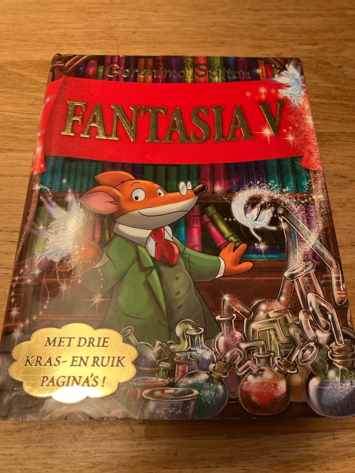 Geronimo Stilton: Fantasia V - Met kras- en ruikpagina's, Boeken, Fantasy, Ophalen of Verzenden, Gelezen