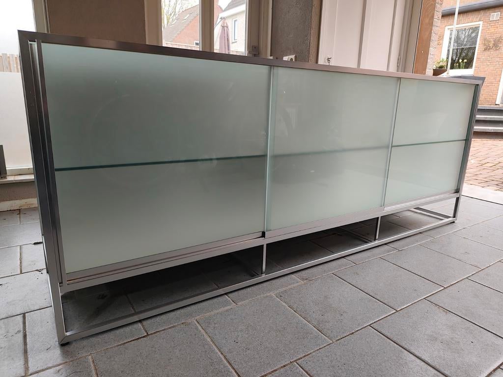 Beek Collections vitrine Gepolijst Aluminium met Melkglas, Ophalen of Verzenden, 200 cm of meer, 25 tot 50 cm, Met deur(en)