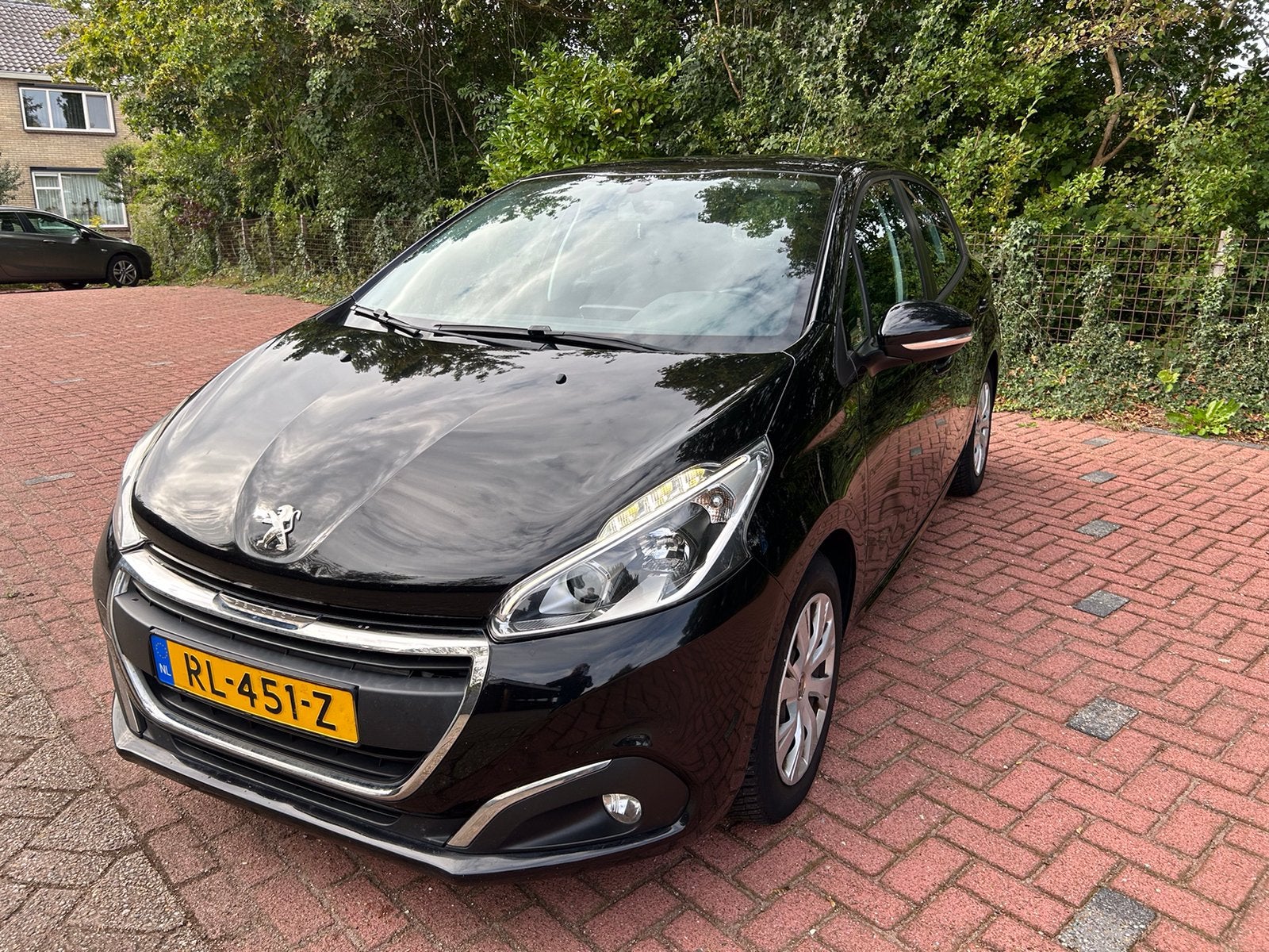 Peugeot 208 1.2 VTI 60KW/82PK 5-D  zwart, Particulier, Te koop