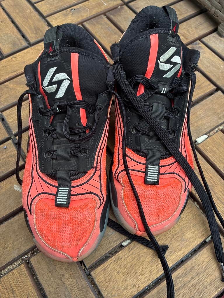 Luka Doncic Jordan 38.5 Schoenen, Ophalen of Verzenden, Gedragen, Rood, Sneakers of Gympen