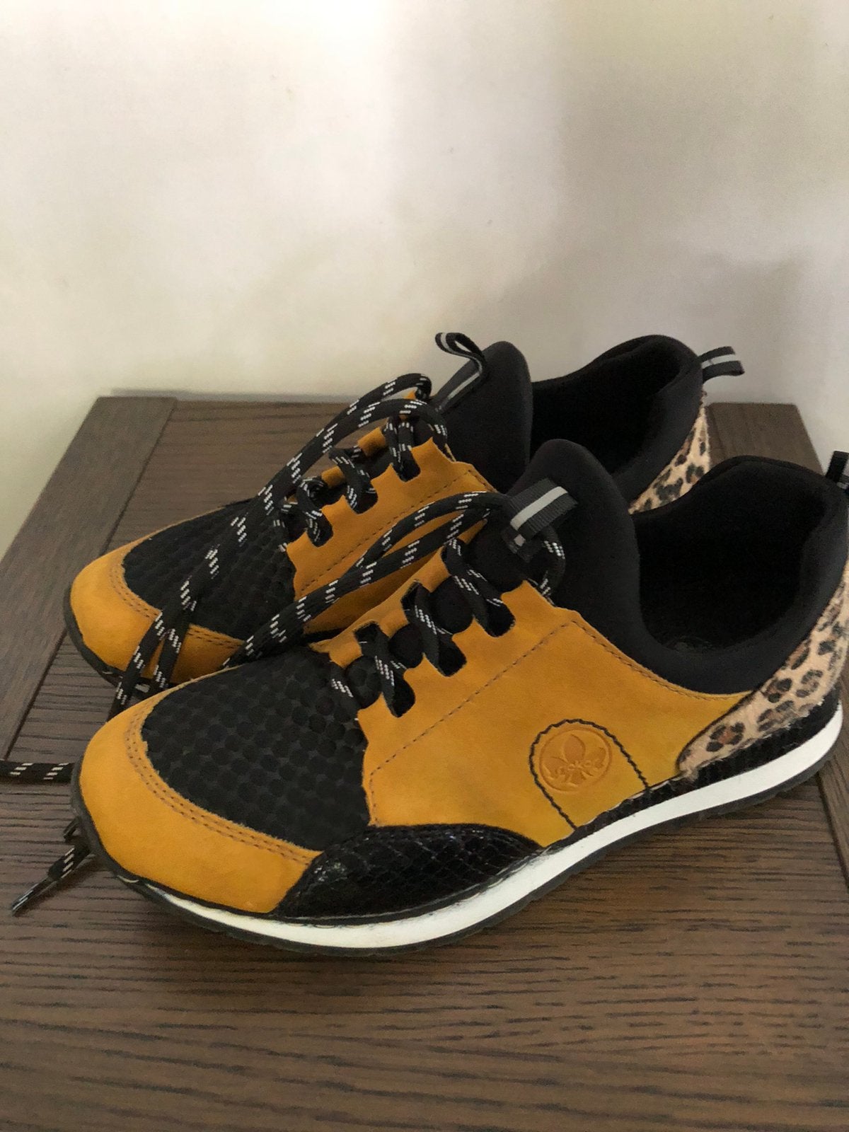 Zwart met okergele rieker sneakers maat  40, Sport en Fitness, Loopsport en Atletiek, Ophalen of Verzenden, Zo goed als nieuw