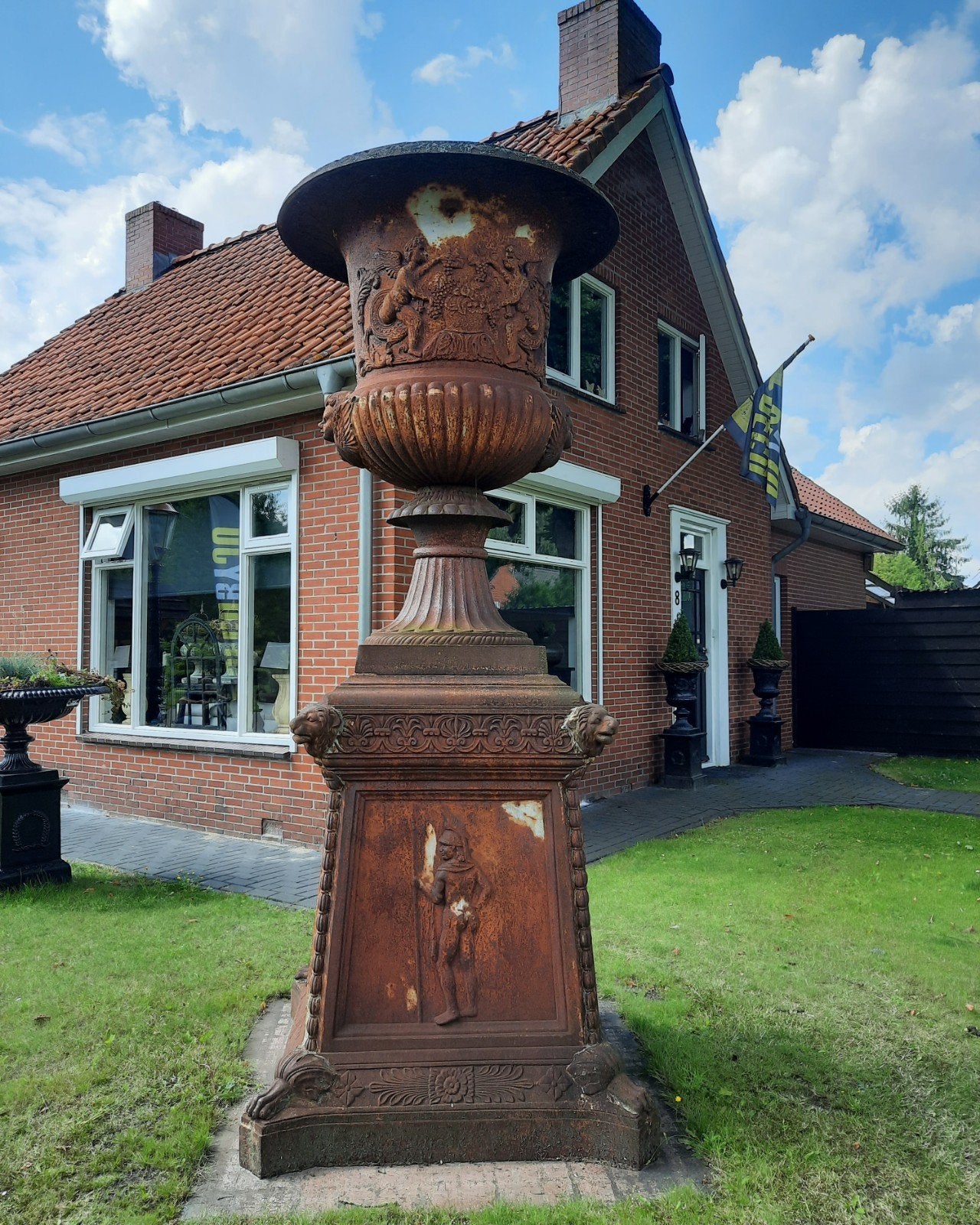 Gietijzeren tuinvazen tuinvaas bloempot bloembak op sokkel, Tuin en Terras, Tuinvazen, Nieuw, Ophalen of Verzenden