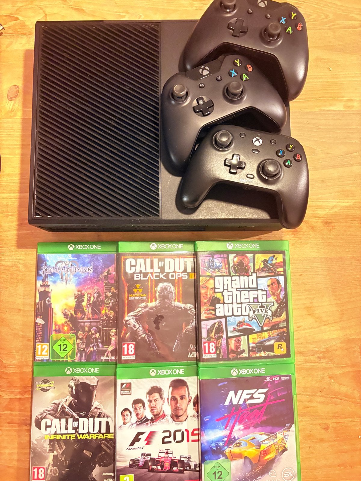 Xbox One met 3 controllers en 6 games, Ophalen, Xbox One, Zo goed als nieuw, Met 3 controllers of meer