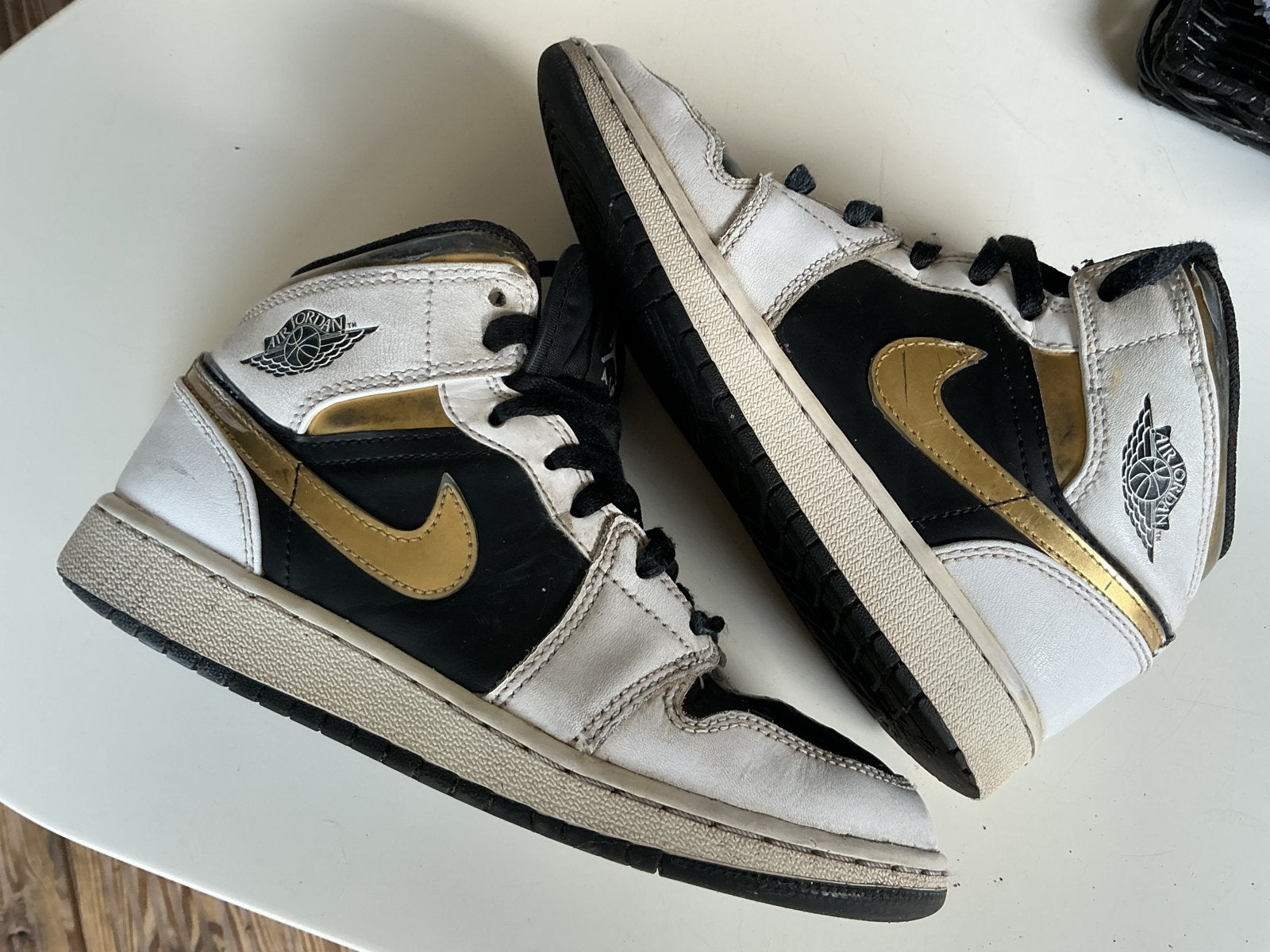 Jordan Nike Air Sneakers Maat 36 - Zwart/Goud/Wit, Ophalen of Verzenden, Gebruikt, Jongen of Meisje, Sportschoenen