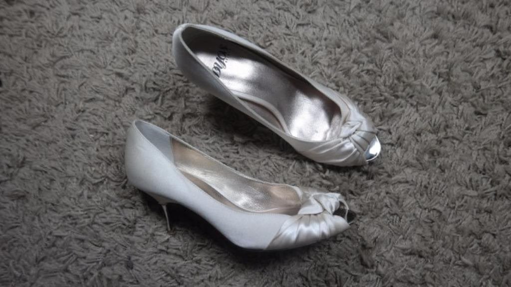Hele mooie glanzende bruidsschoenen.Mt 38.Merk Dyos Bridal, Kleding | Dames, Pumps, Overige kleuren, ., Ophalen of Verzenden