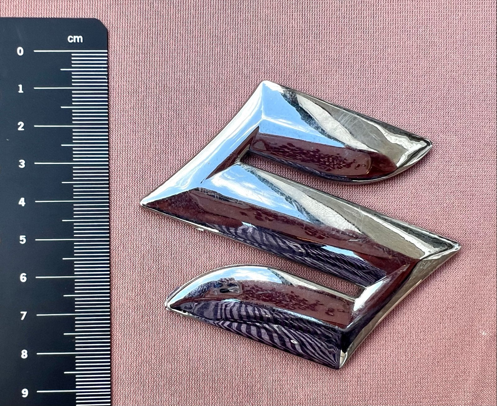 Suzuki Embleem Personenauto - Origineel en Gebruikt, Gebruikt, Voor, Ophalen of Verzenden, Spatbord