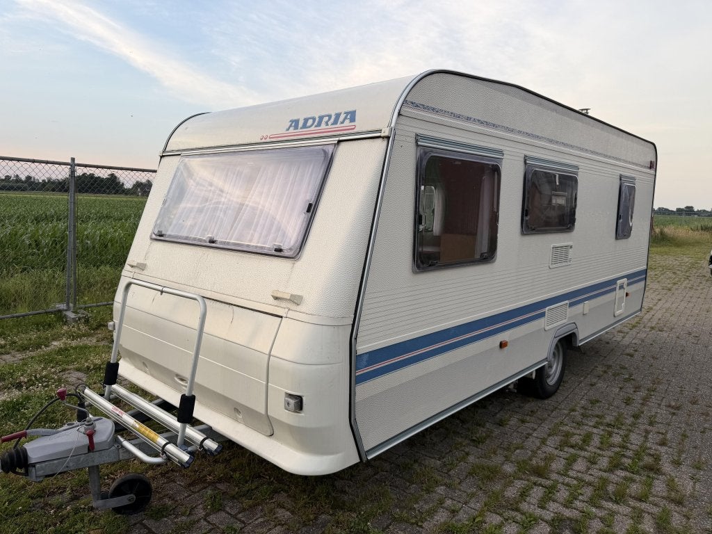 Adria 502DK 6 persoons, Caravans en Kamperen, Caravans, Overige typen, Bedrijf, Treinzit, 750 - 1000 kg
