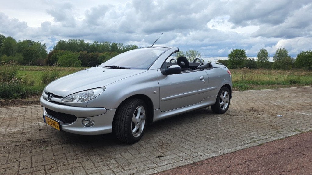 Peugeot 206 cc 1.6 | Nieuw APK | Nieuw Distributieriem, Auto's, Peugeot, Voorwielaandrijving, Stof, Zwart, Multifunctioneel stuurwiel