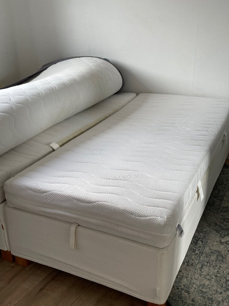 IKEA bed witte stof, Huis en Inrichting, Slaapkamer | Bedden, Ophalen, 90 cm, Eenpersoons, Wit