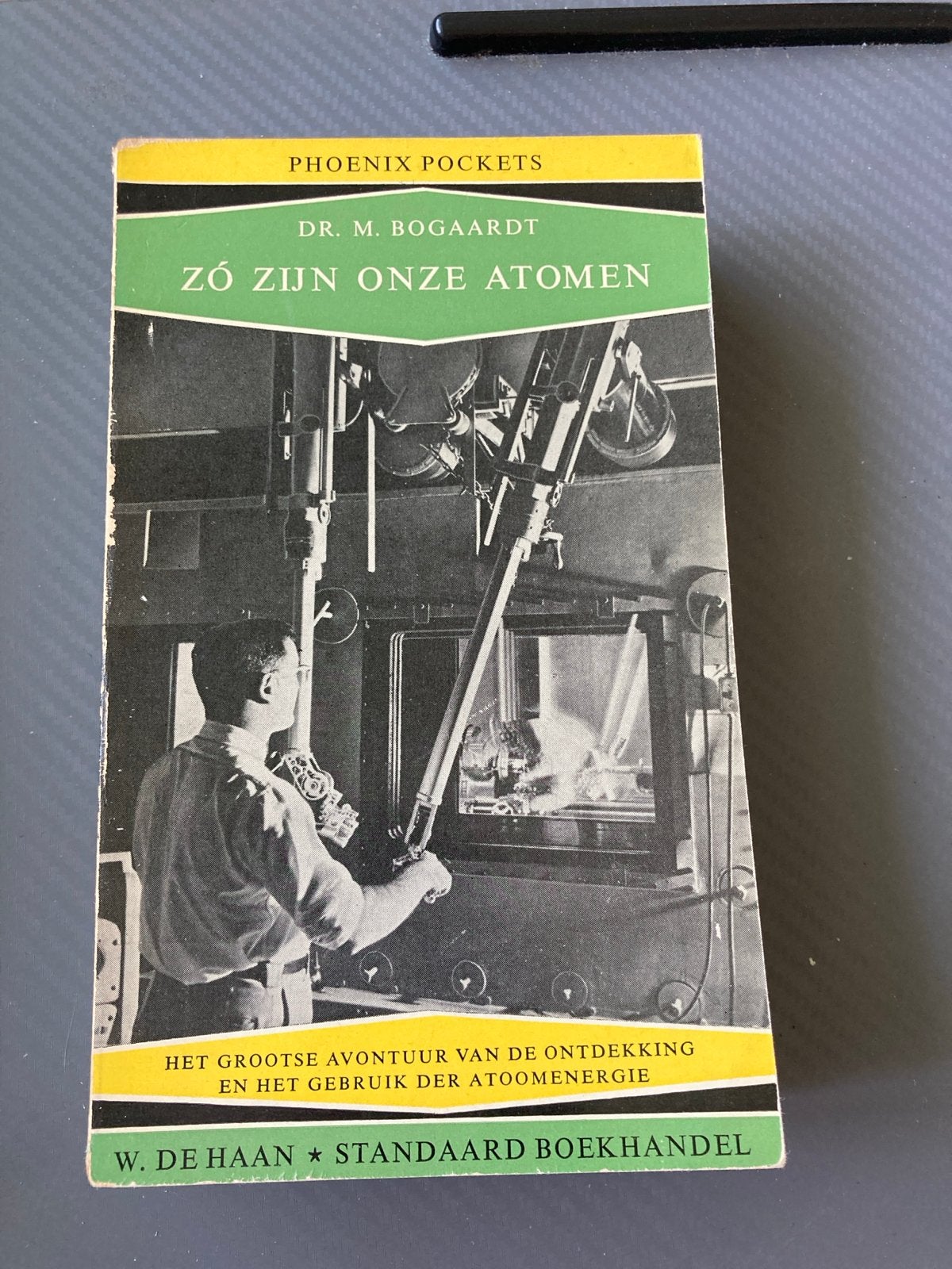 Zó zijn onze atomen - Dr. M. Bogaardt (Phoenix Pockets), Boeken, Ophalen of Verzenden, Gelezen, Natuurwetenschap