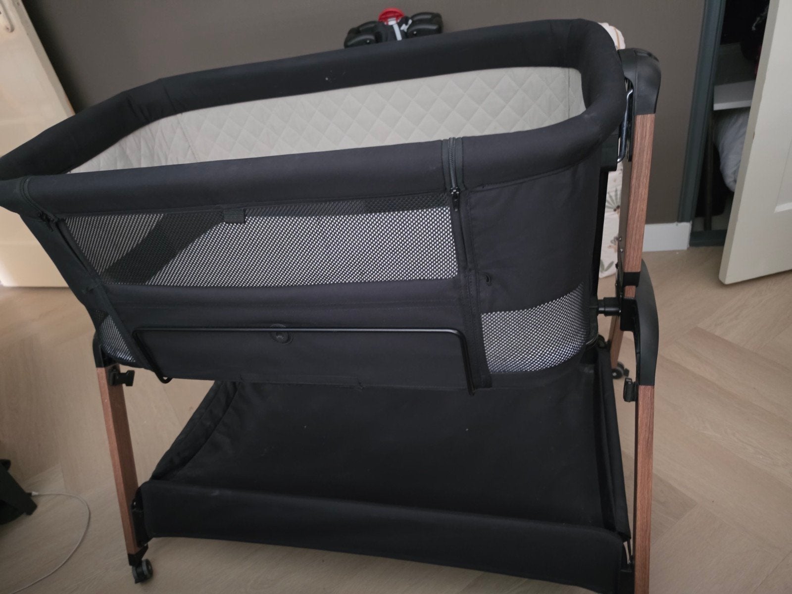 Qute Q-breez Plus Co-sleeper, Ophalen, Zo goed als nieuw, Wieg