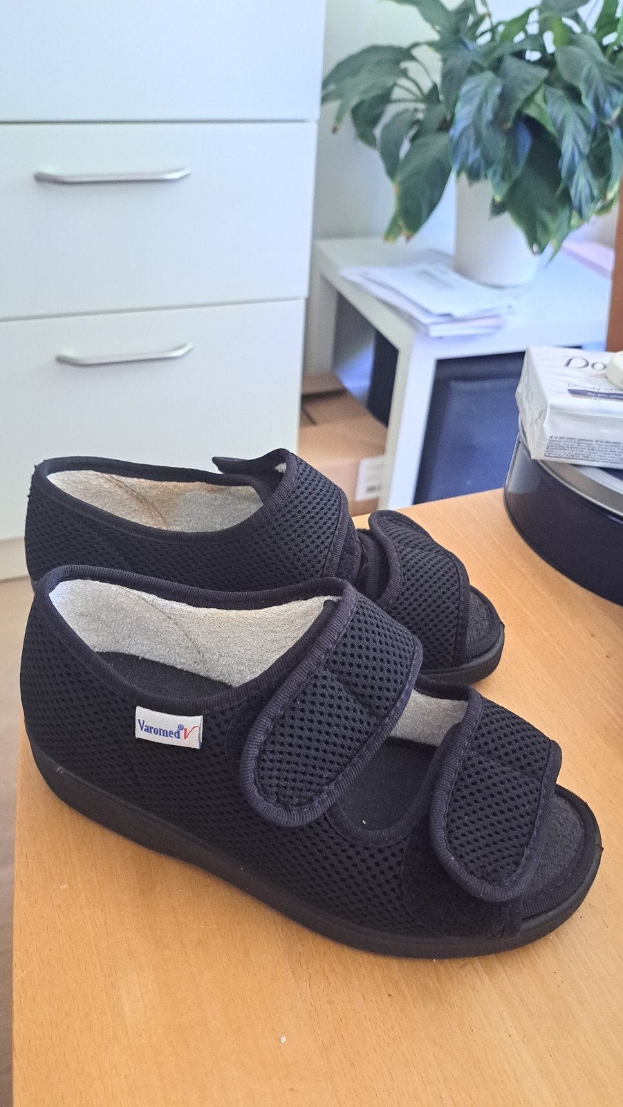 Maat 36 Varomed verbandslippers sandalen, Kleding | Dames, Schoenen, Ophalen, Zo goed als nieuw, Zwart, Sandalen of Muiltjes