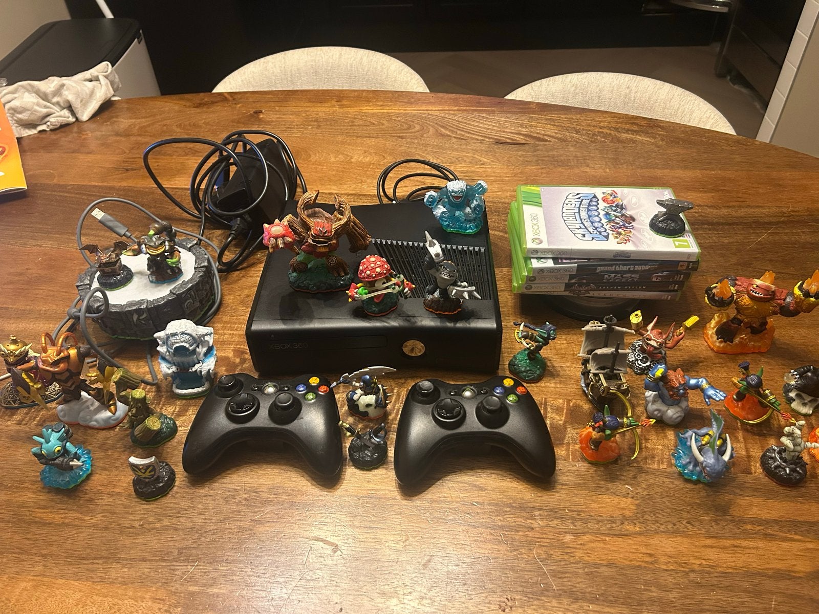 Xbox 360 met 25 Skylanders, 11 spelletjes, Met 2 controllers, Ophalen of Verzenden, 250 GB, Gebruikt