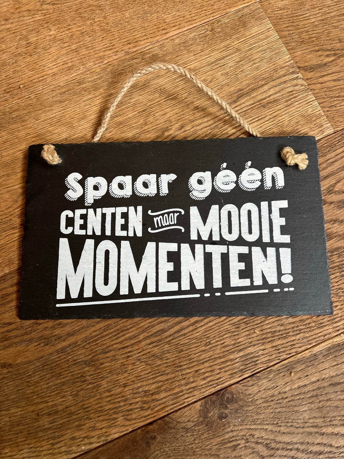 Leisteen bordje: 'Spaar geen centen maar mooie momenten!', Ophalen of Verzenden, Gebruikt, Zwart, Steen/keramiek