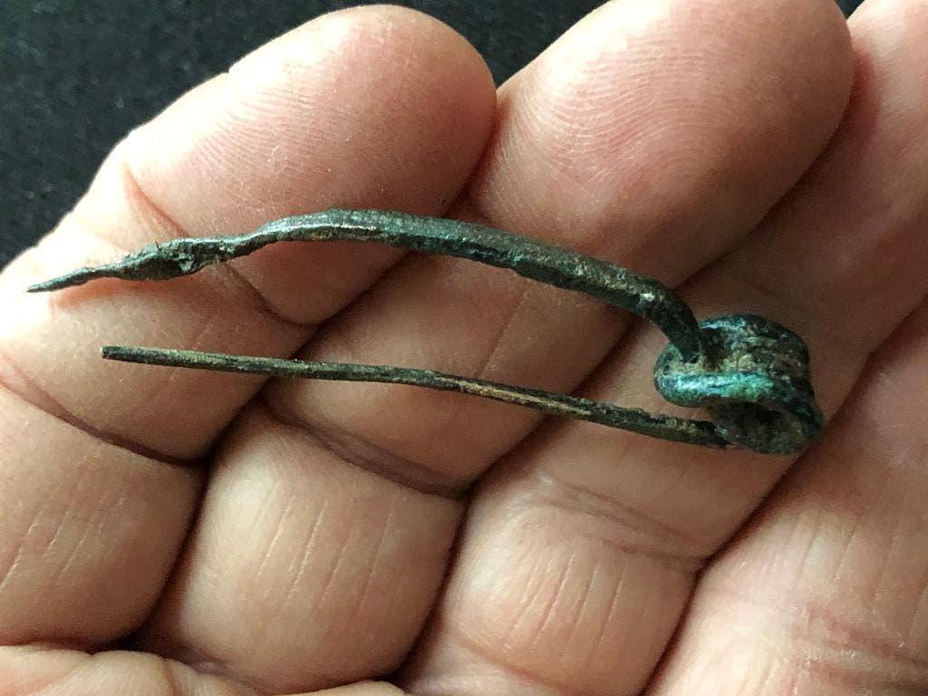 Keltische DRAAD FIBULA bodemvondst mantelspeld 2100jr oud !, Ophalen of Verzenden, Brons