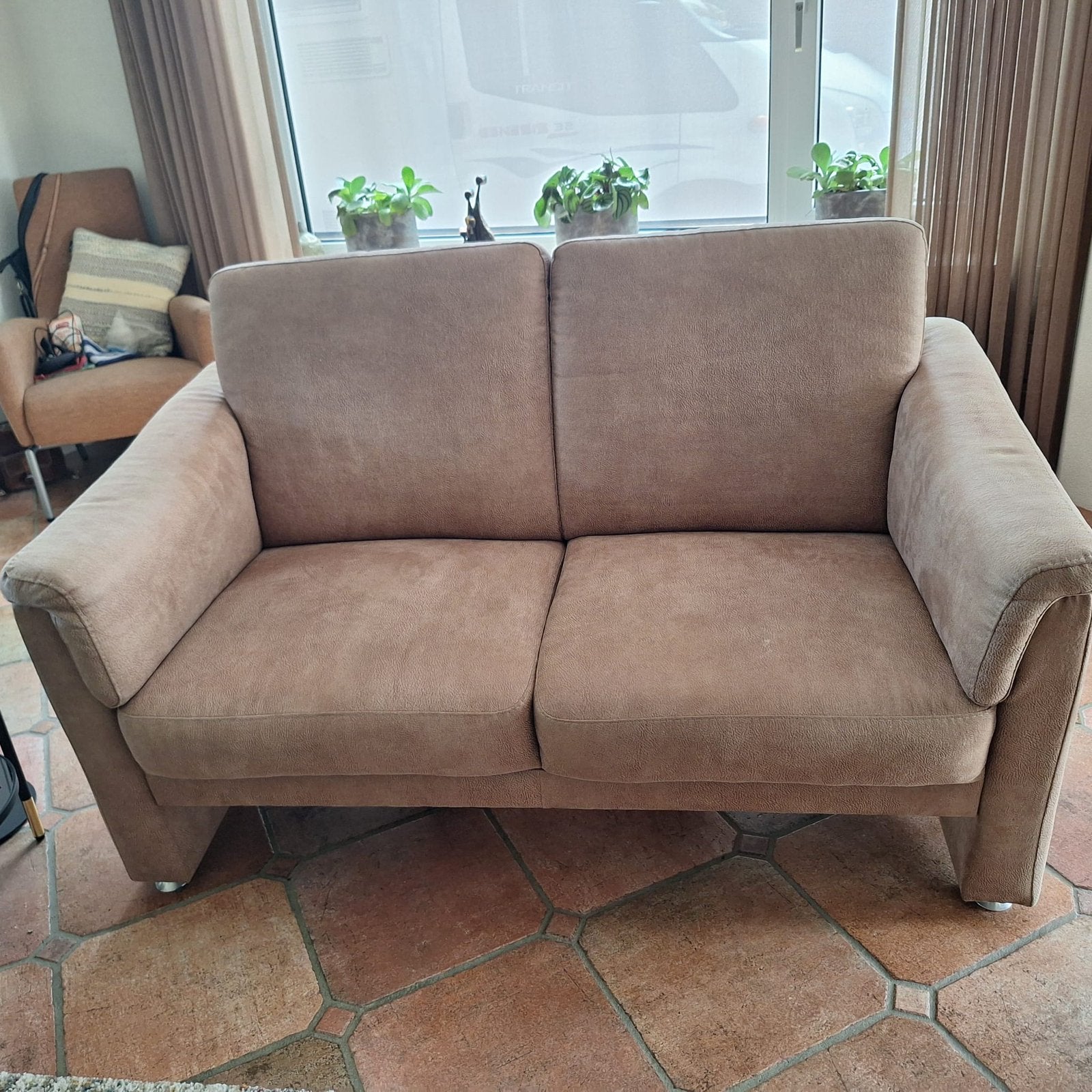 2 zits bank beige bekleding, Huis en Inrichting, Banken | Bankstellen, Ophalen, Overige materialen, Gebruikt, Tweepersoons