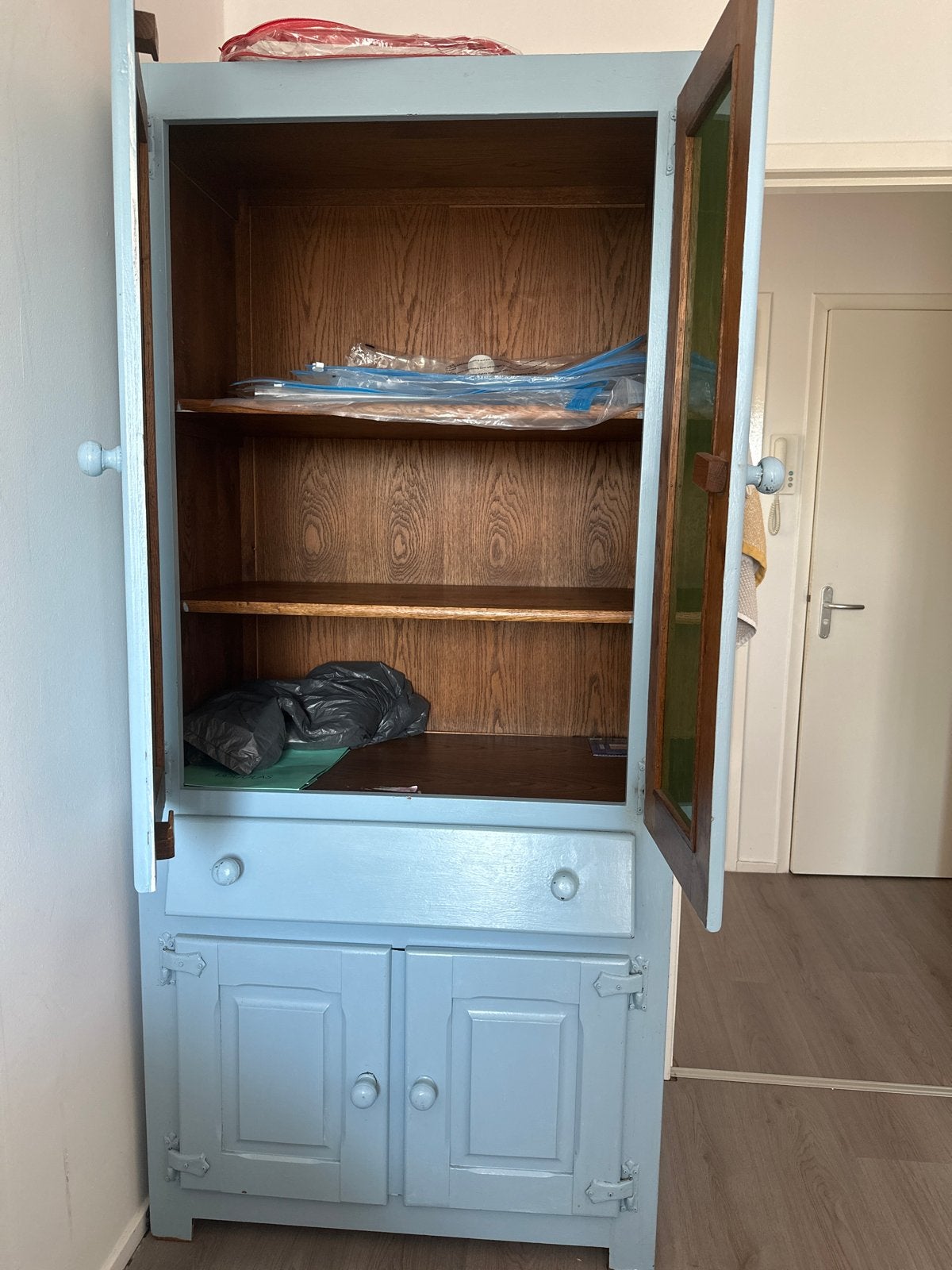 Vintage blauwe kast met glazen deuren, Antiek en Kunst, Ophalen