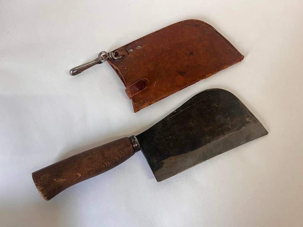 Vintage hakmes slagersmes voor hakblok met leren schede, Antiek en Kunst, Antiek | Gereedschap en Instrumenten, Ophalen of Verzenden