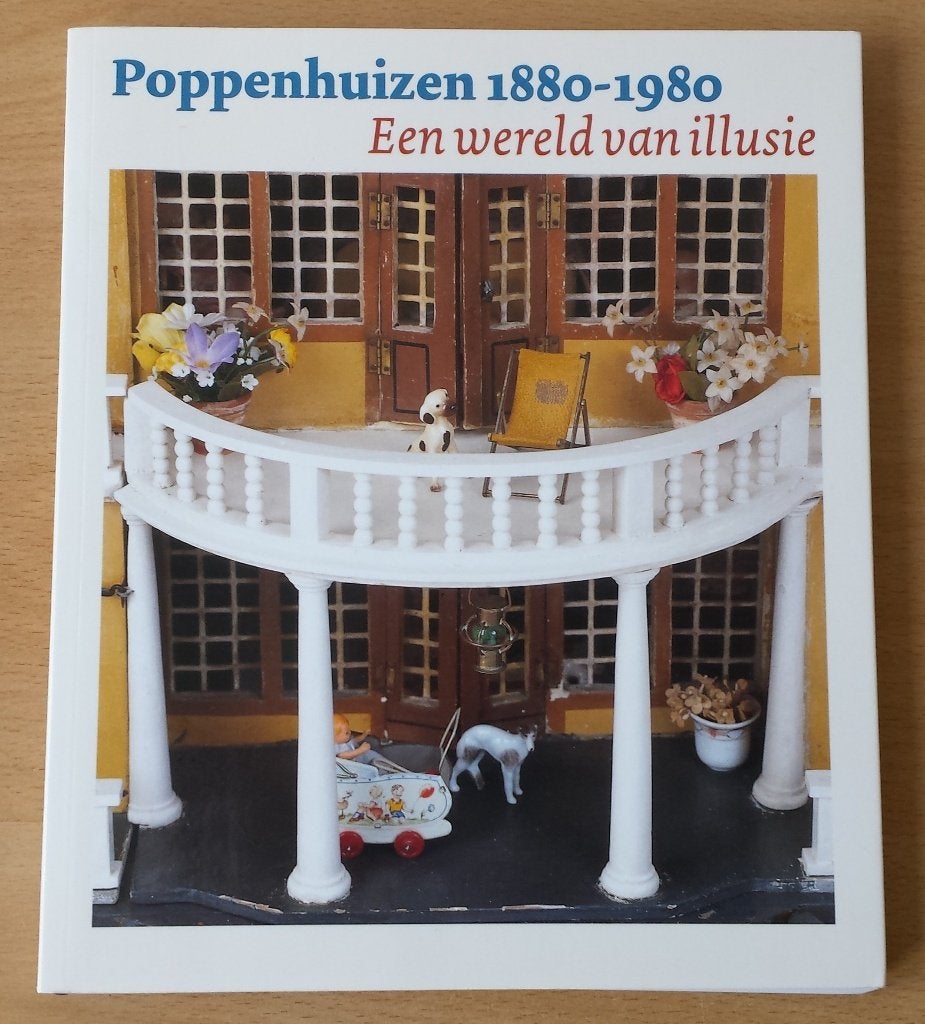 Poppenhuizen 1880-1980 - Een Wereld van Illusie - 2004, Gebruikt, Overige typen, Ophalen of Verzenden, Nvt