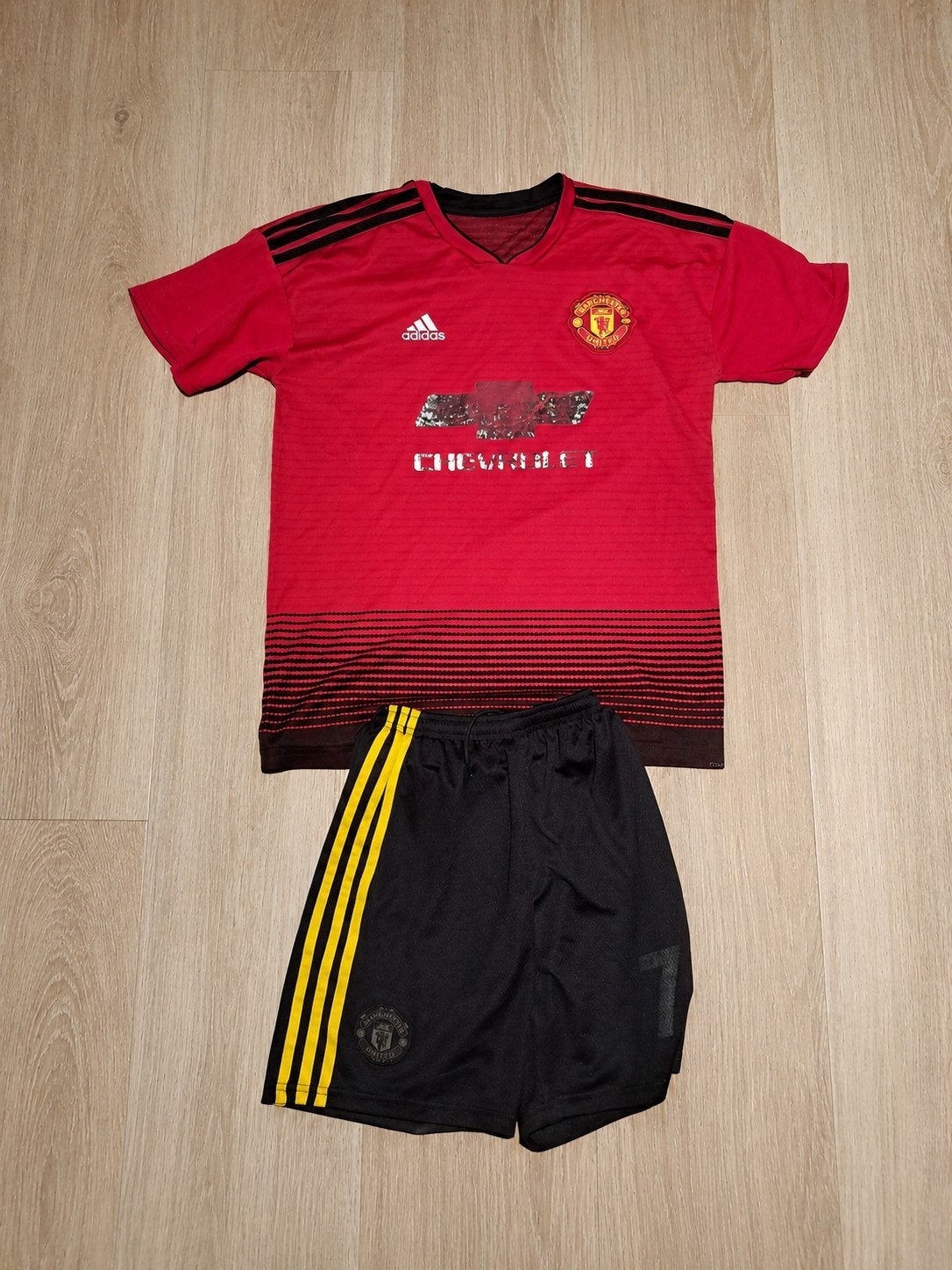 Manchester United voetbaltenue Adidas Shirt + Short - Maat ?, Ophalen of Verzenden, Zo goed als nieuw, Shirt