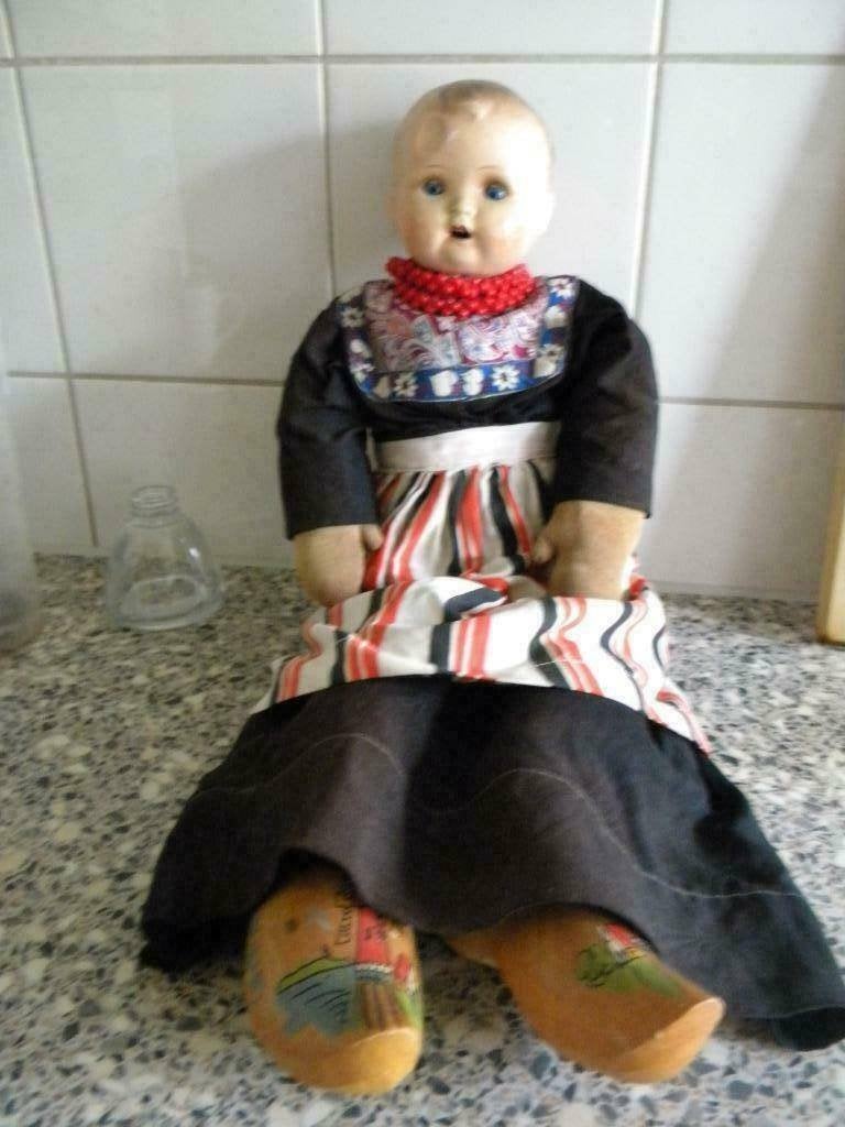 Oude pop, echt heel schattig, lengte 45 cm. Lijfje van stro, Ophalen of Verzenden, Gebruikt, Pop