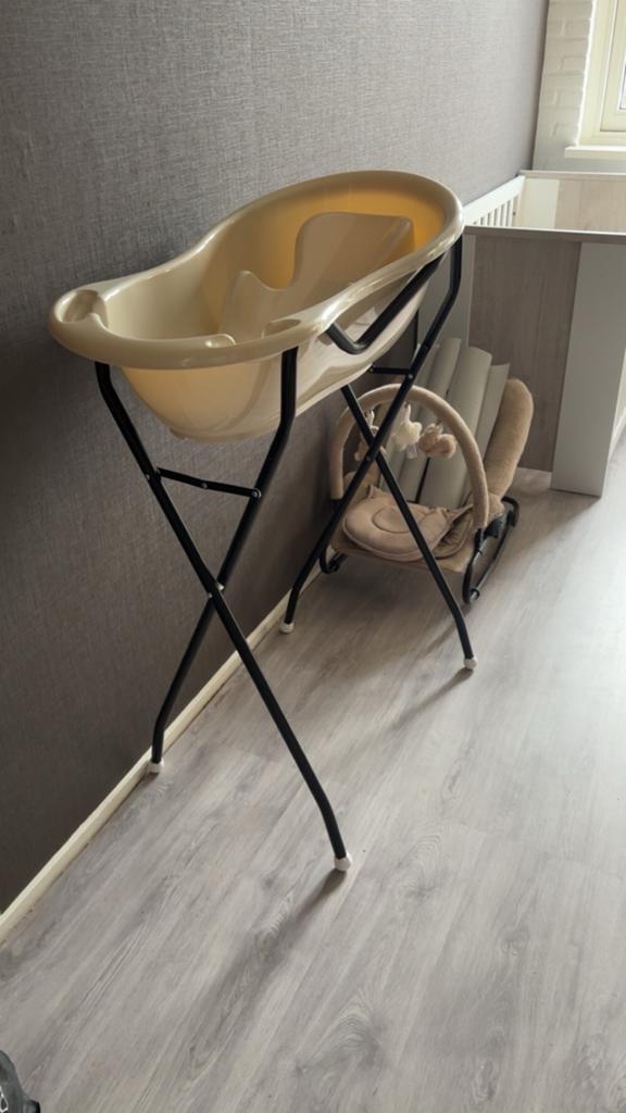 Babybadje met standaard met verkleiner- Zo goed als nieuw, Zo goed als nieuw, Badje, Standaard, Ophalen