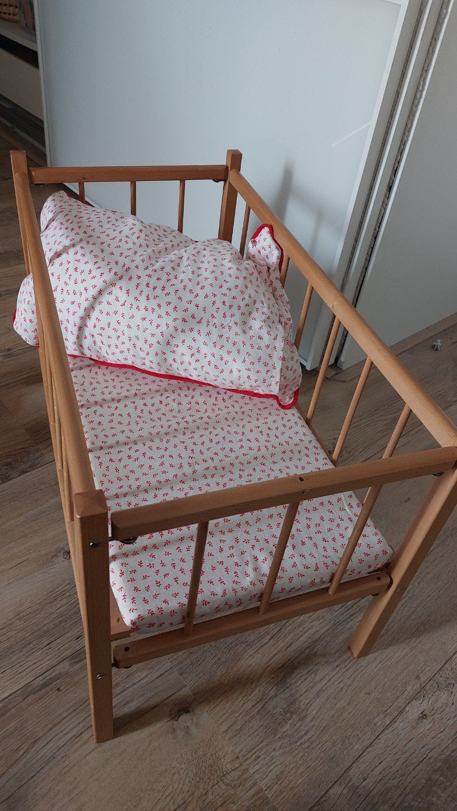 Vintage houten poppenbedje met beddengoed, Verzamelen, Poppen, Ophalen of Verzenden, Gebruikt, Accessoires