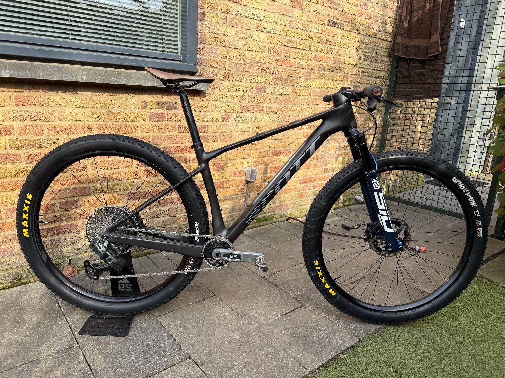 Scott Scale 940 2023 M met upgrades, Fietsen en Brommers, Fietsen | Heren | Sportfietsen en Toerfietsen, Gebruikt, Vering, 10 tot 15 versnellingen