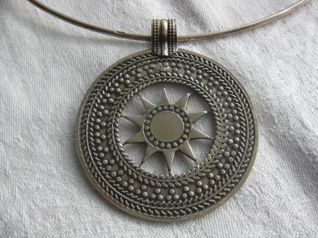 Spang met hanger van Oriëntaals zilver., Sieraden, Tassen en Uiterlijk, Kettingen, Met hanger, Ophalen of Verzenden, Zo goed als nieuw