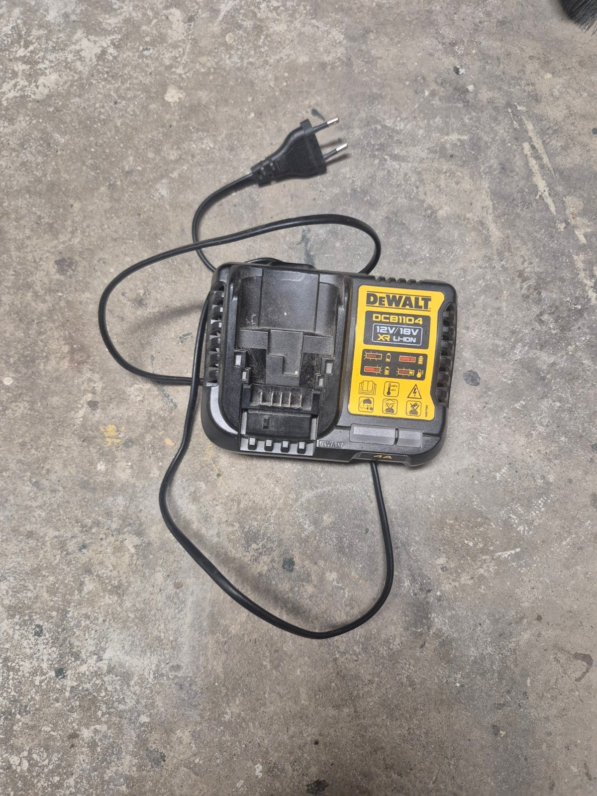 DeWalt DCB1104 Snellader 12V/18V XR Li-Ion, Ophalen, Gebruikt