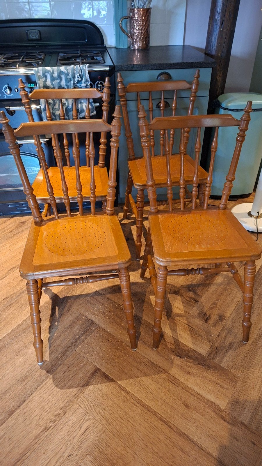 4 leuke vintage spijlenstoelen, Ophalen, Bruin, Vintage klassiek, Vier