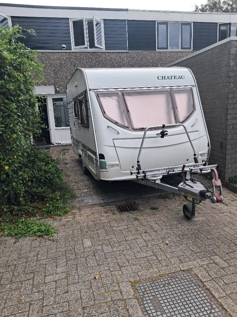 Chateau Calista 390 uit 2005 met boiler en een   aut.mover, Chateau, Treinzit, 750 - 1000 kg, Particulier