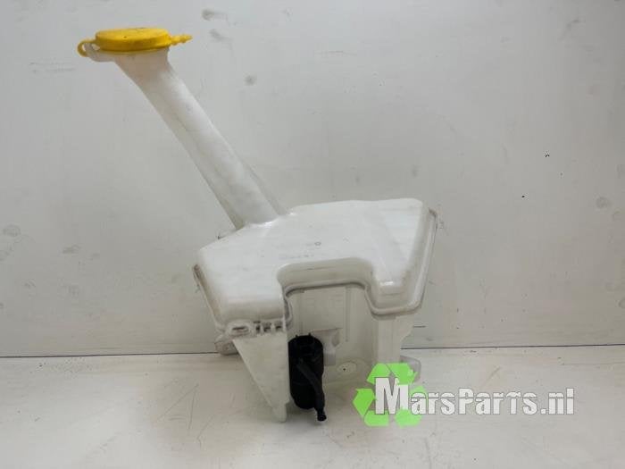 Ruitensproeiertank voor van een Toyota Yaris