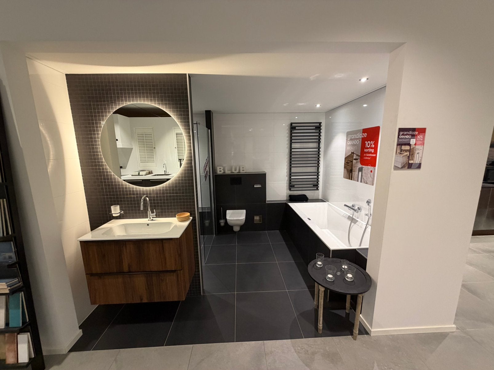 Complete luxe showroom badkamer – hoogwaardige kwaliteit, Ophalen, Nieuw, Met bad