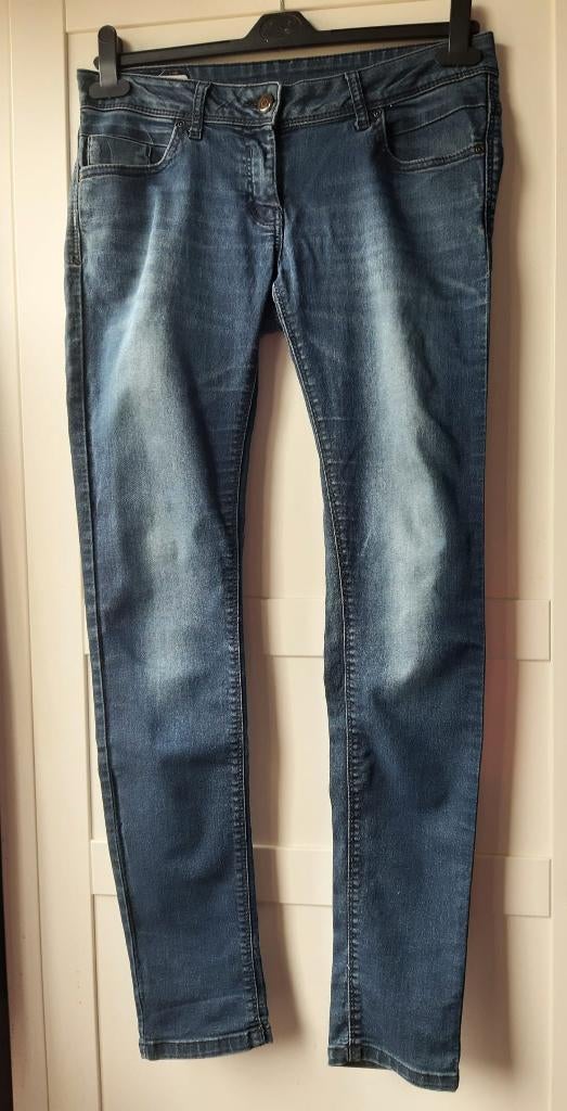 Spijkerbroek blauw regular super skinny Clockhouse maat 38, Blauw, Ophalen of Verzenden, Zo goed als nieuw, W30 - W32 (confectie 38/40)