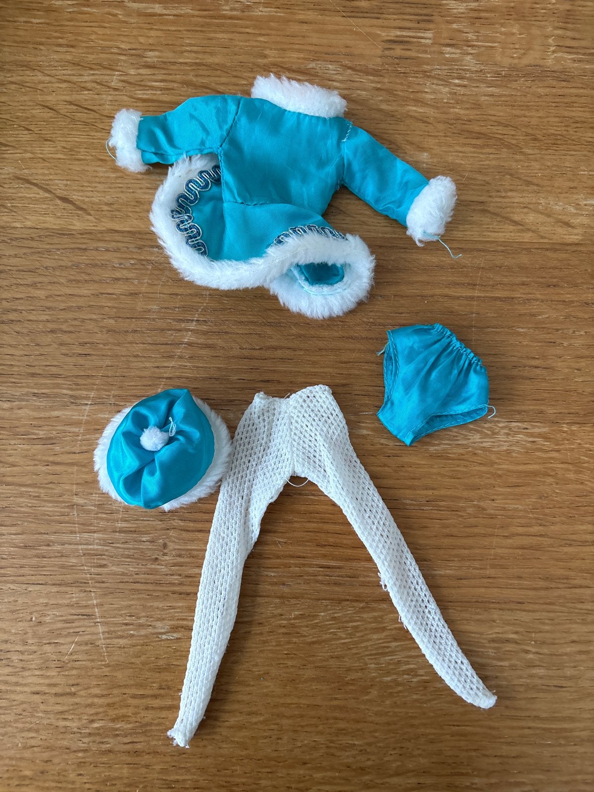 Barbie Sindy Fkeur setje - jas, broek, muts en onderbroek, Ophalen of Verzenden, Gebruikt, Barbie
