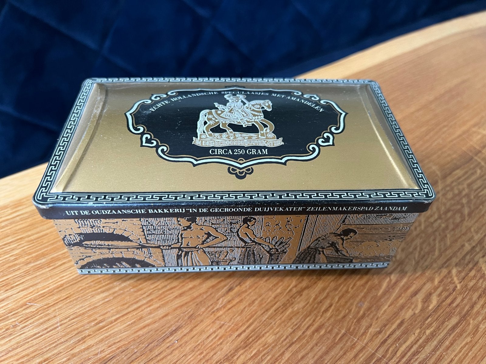 Vintage blikken trommel 'De Gecroonde Duyvekater' Zaandam, Verzamelen, Blikken, Ophalen of Verzenden, Gebruikt, Koek(jes), Overige merken