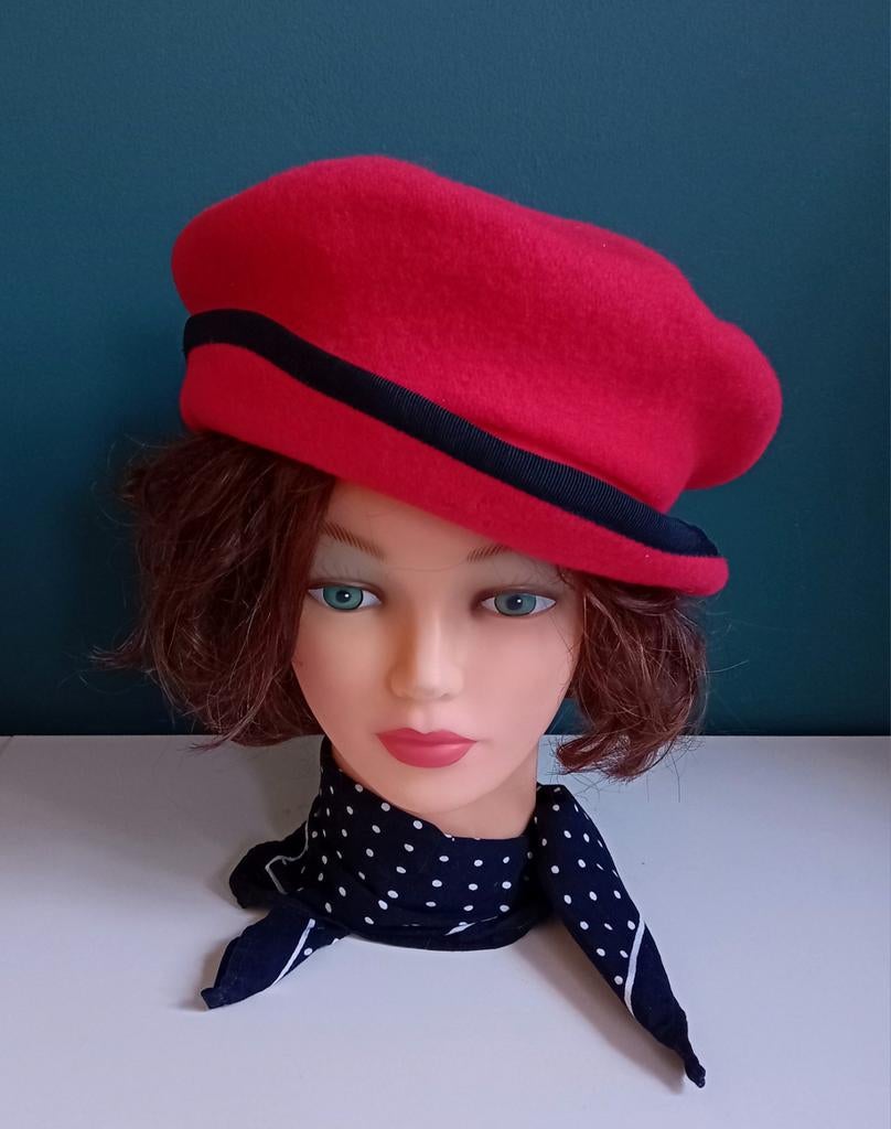 Rood handgemaakt hoedje/ baret van wol, Ophalen of Verzenden, Zo goed als nieuw, One size fits all