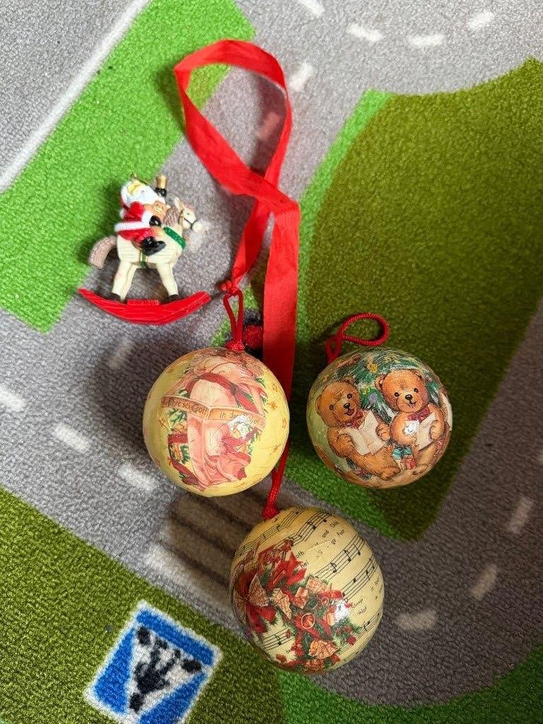 Kerst kerstballen papier en hangertje kerstman, Ophalen of Verzenden, Zo goed als nieuw
