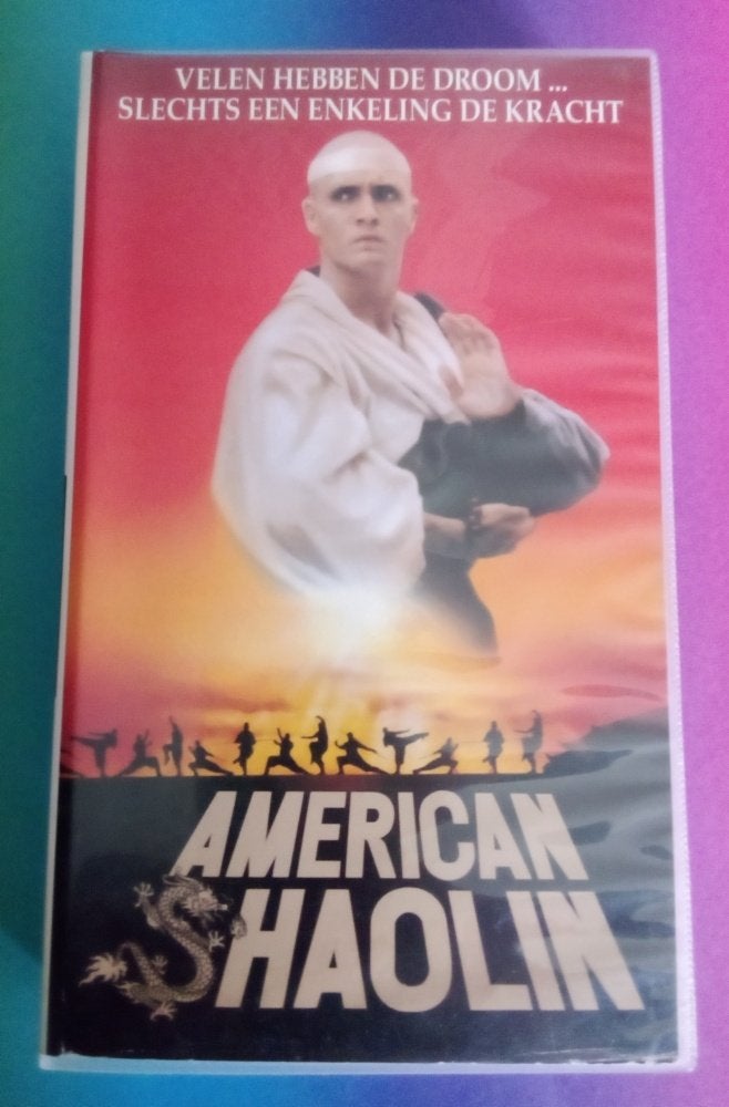 VHS - American Shaolin - VHS NL Koopvideo, Cd's en Dvd's, Nederlands ondertiteld, Vanaf 16 jaar, VHS, Gebruikt