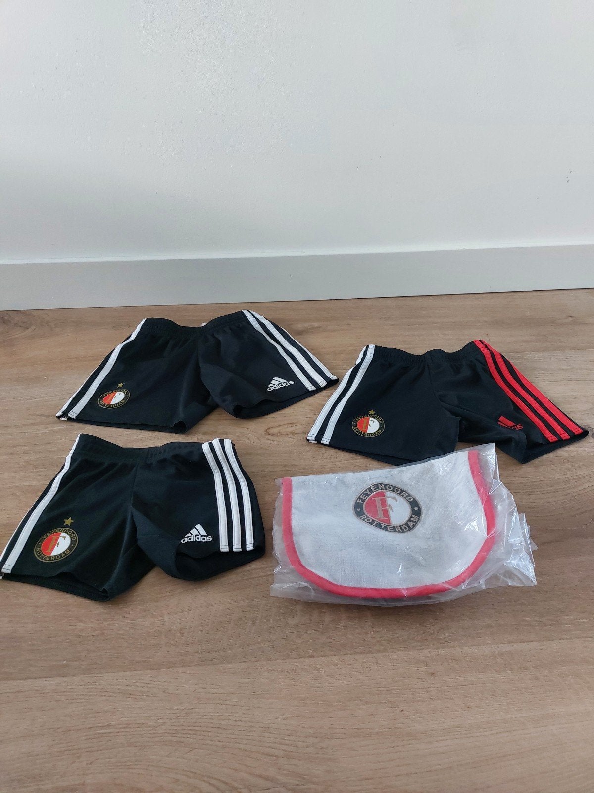 Feyenoord Voetbalbroekjes - Set van 3 maat 74 & 98 &104, Kinderen en Baby's, Ophalen of Verzenden, Gebruikt, Adidas, Jongen of Meisje