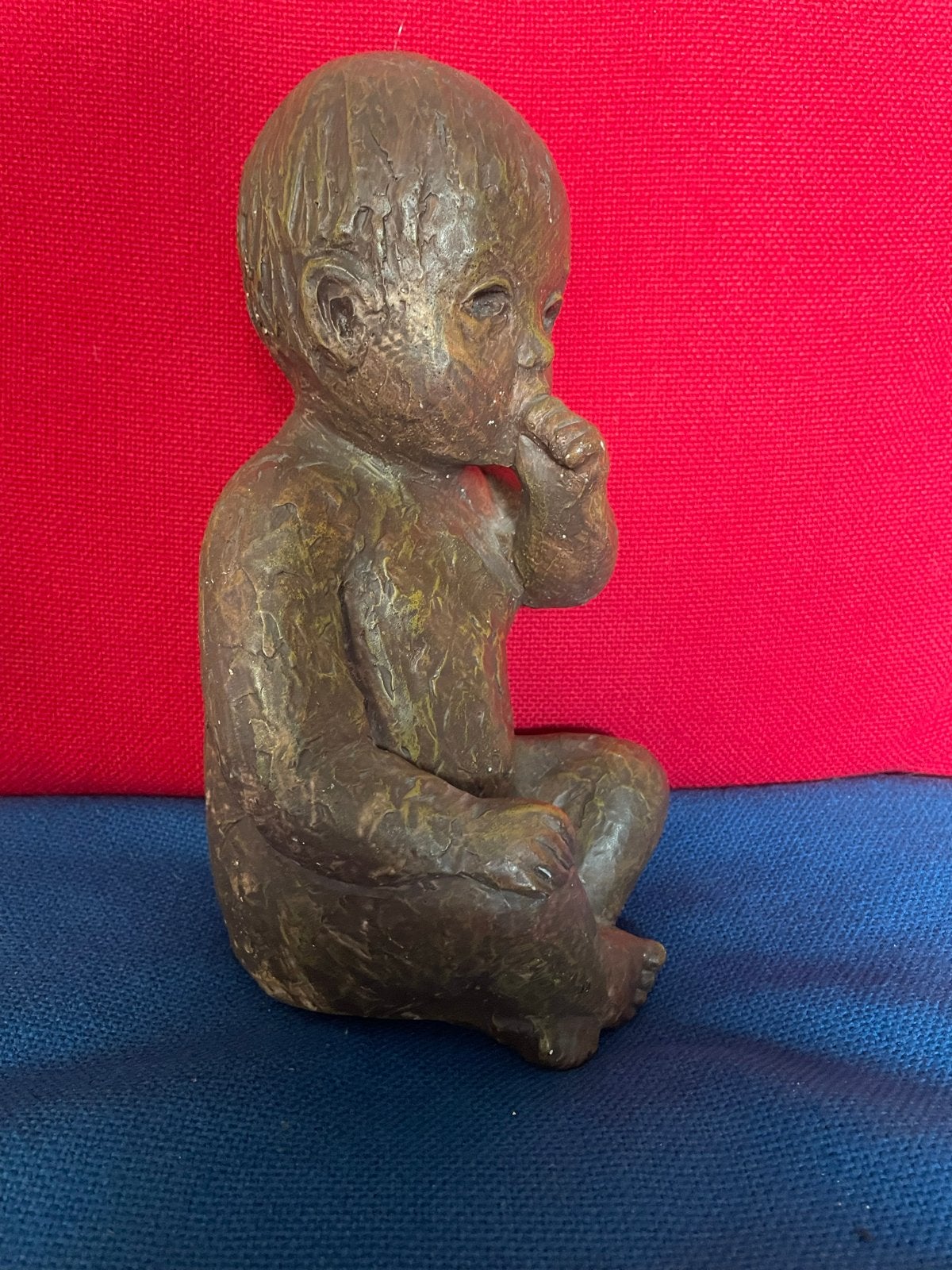 Zwaar brons kleurig beeldje van baby met duim in de mond, Ophalen, Overige onderwerpen, Steen of Keramiek, Beeld