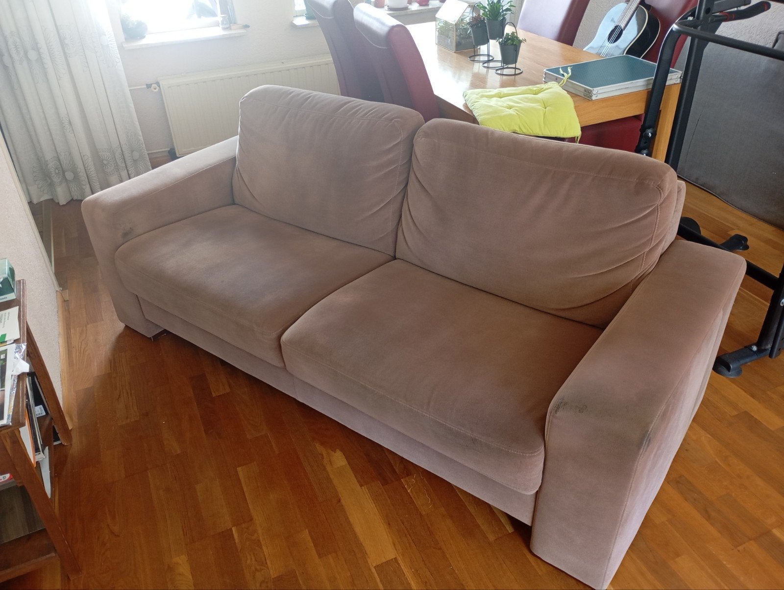 Comfortabele 2-zitsbank in beige stof, Huis en Inrichting, Banken | Bankstellen, Gebruikt, 150 tot 200 cm, Tweepersoons, 75 tot 100 cm