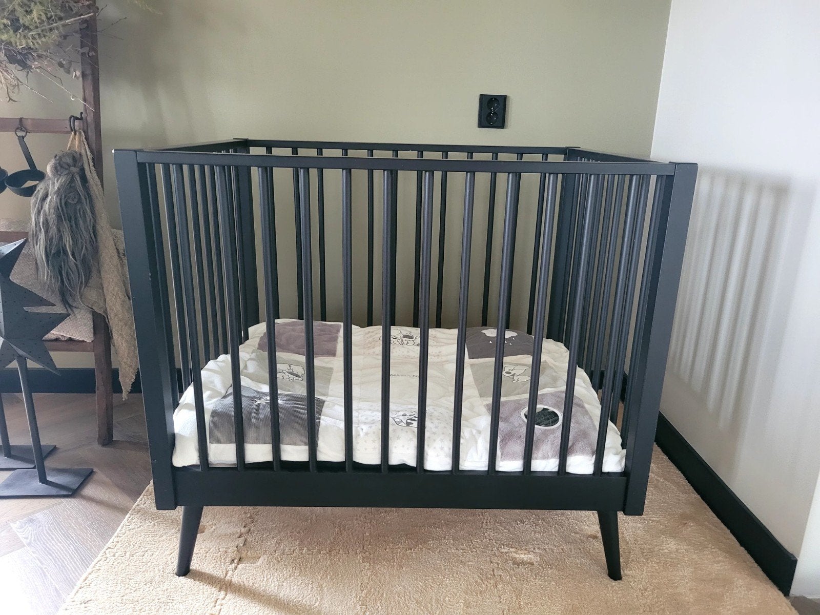 Zwarte box met matras en boxkleed, Kinderen en Baby's, Boxen, Ophalen, Gebruikt, Boxkleed