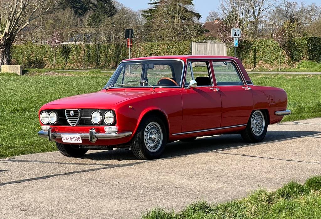 Alfa Romeo 2000, Auto's, Oldtimers, Particulier, Alfa Romeo, Benzine, Sedan, Handgeschakeld, Rood, Achterwielaandrijving, Ophalen